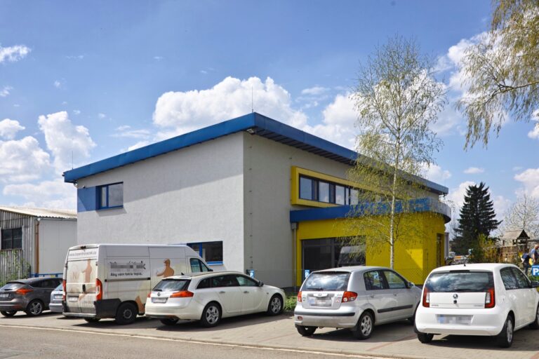 A Budova s showroomem